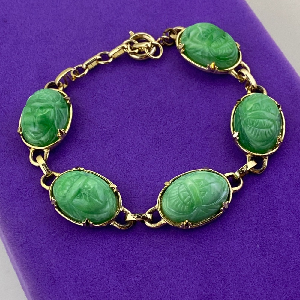💛 Vintage Gold Tone Green Lucite Scarab Cabochon Bracelet - Picture 2 of 10